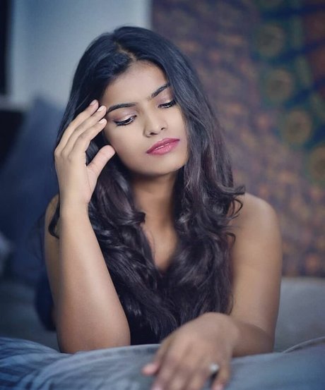 Naakte gelekte OnlyFans-foto van Nidhi Goel
