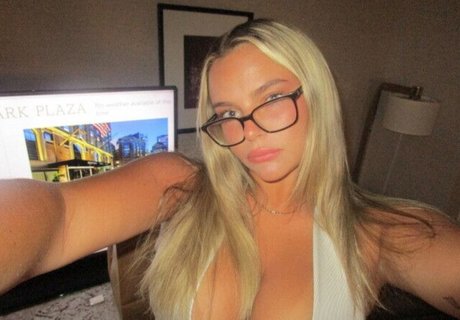 Naakte gelekte OnlyFans-foto van Lola Dubrul