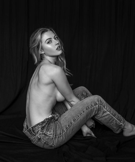 Naakte gelekte OnlyFans-foto van Annie Kate Knowles