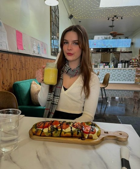 Naakte gelekte OnlyFans-foto van Mckenzie Bell