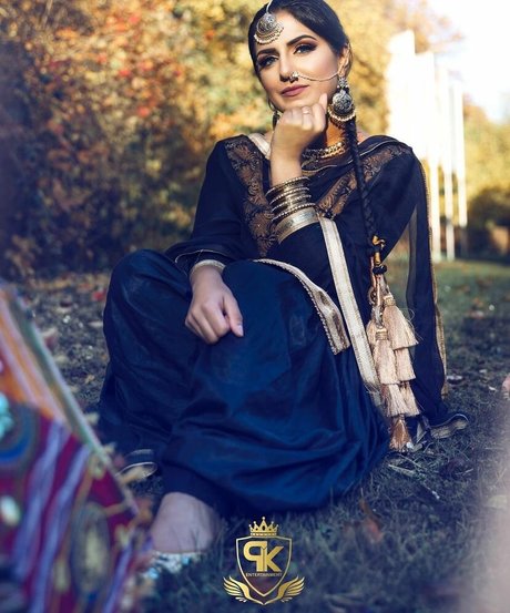 Naakte gelekte OnlyFans-foto van Tindy Kaur