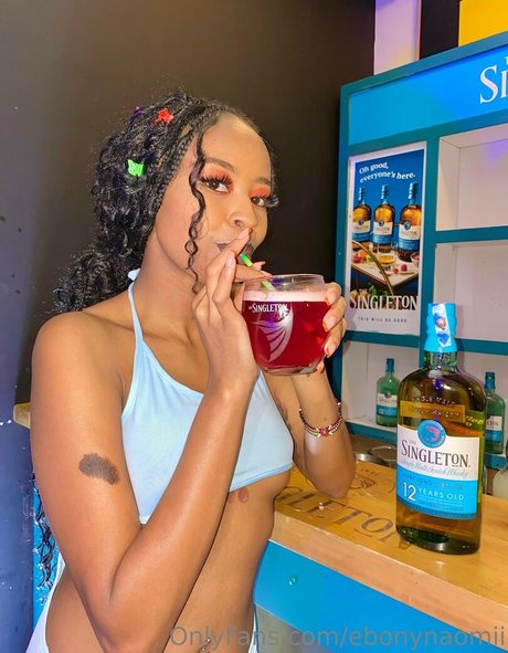 Naakte gelekte OnlyFans-foto van Ebonynaomii