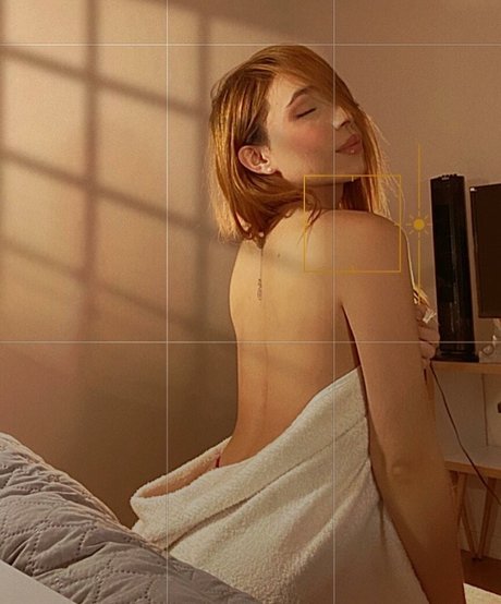 Naakte gelekte OnlyFans-foto van Ateneastone
