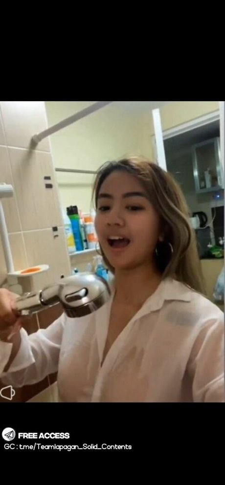 Naakte gelekte OnlyFans-foto van Pinay Bigo