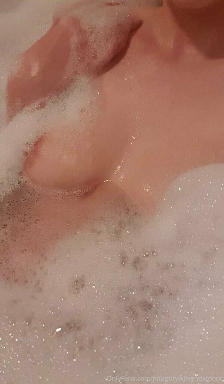 Naakte gelekte OnlyFans-foto van Naughtywifeynextdoor