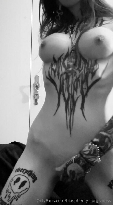 Naakte gelekte OnlyFans-foto van Blasphemyforgivness