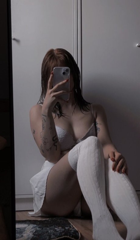 Naakte gelekte OnlyFans-foto van Lil Lau