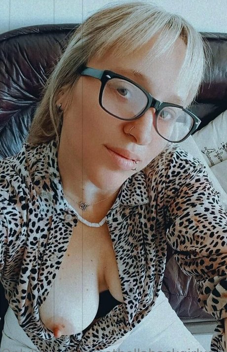 Naakte gelekte OnlyFans-foto van Nothollabackgirlxoxo