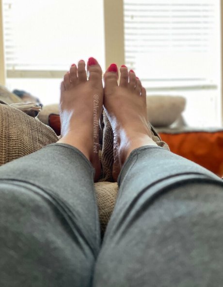 Naakte gelekte OnlyFans-foto van Etherealdemiefeet