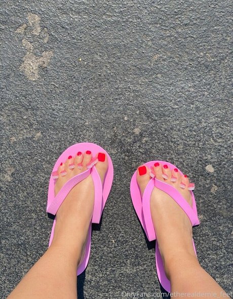 Naakte gelekte OnlyFans-foto van Etherealdemiefeet