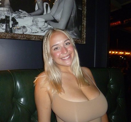 Naakte gelekte OnlyFans-foto van Hollyyoupa