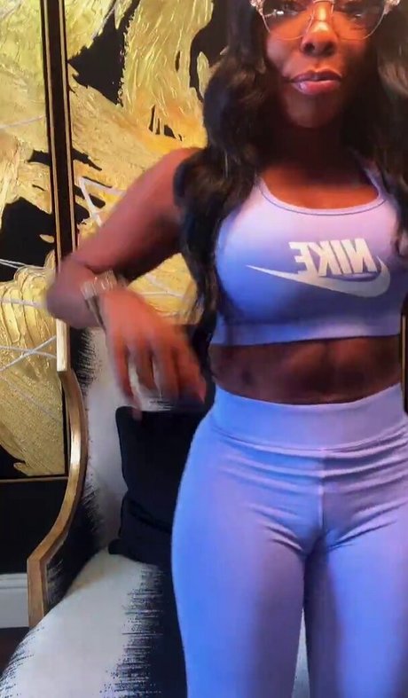 Naakte gelekte OnlyFans-foto van Coach Stormy