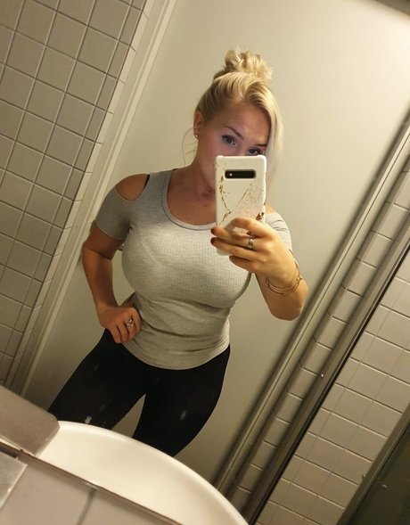 Naakte gelekte OnlyFans-foto van Emilia Linden