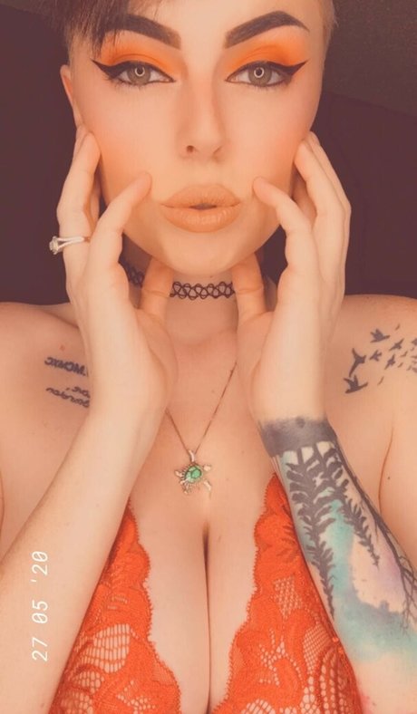 Naakte gelekte OnlyFans-foto van Thesunshinnettv
