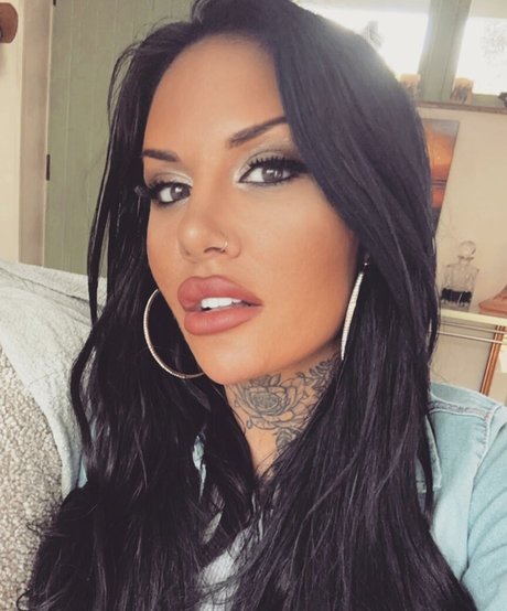 Naakte gelekte OnlyFans-foto van Inkedupdoll