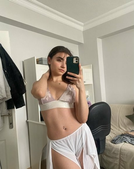 Naakte gelekte OnlyFans-foto van Nisa Kavak