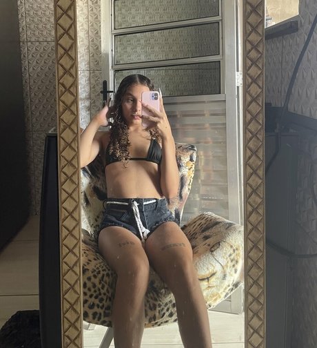 Naakte gelekte OnlyFans-foto van Kemillyyz