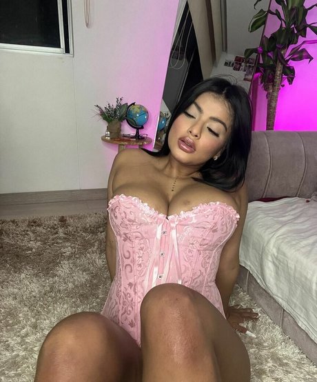 Naakte gelekte OnlyFans-foto van Carameloxox