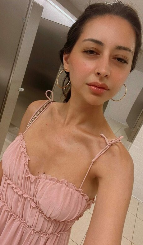 Naakte gelekte OnlyFans-foto van Serena Milan