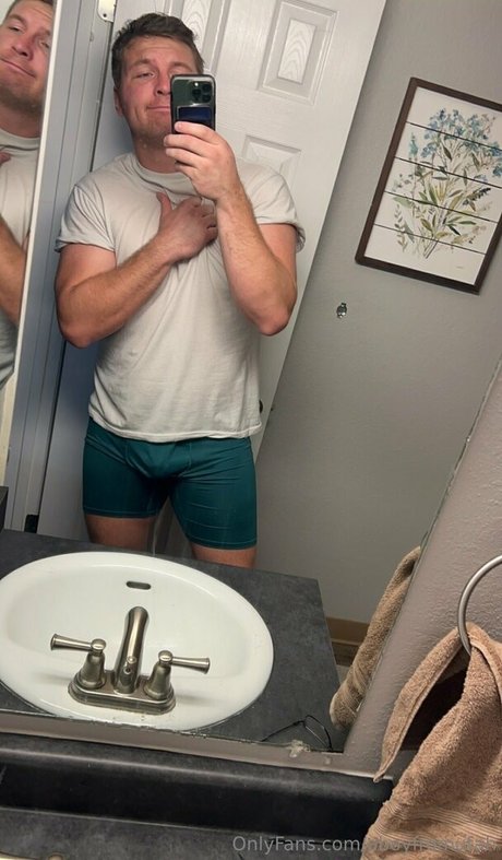 Naakte gelekte OnlyFans-foto van Aboyfromutah
