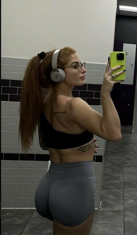 Naakte gelekte OnlyFans-foto van Musclemommmmy