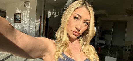 Naakte gelekte OnlyFans-foto van Whitney Oc