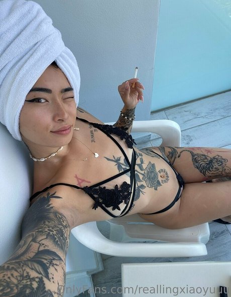 Naakte gelekte OnlyFans-foto van Asianina