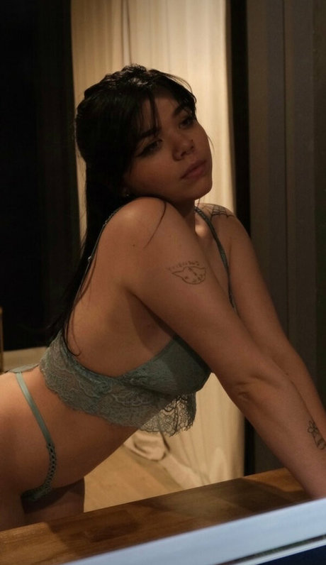 Naakte gelekte OnlyFans-foto van Nikki Natural