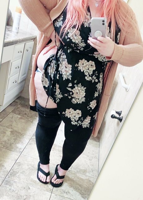 Naakte gelekte OnlyFans-foto van Chubbymilkymommy