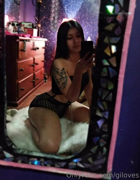 Naakte gelekte OnlyFans-foto van Gilady