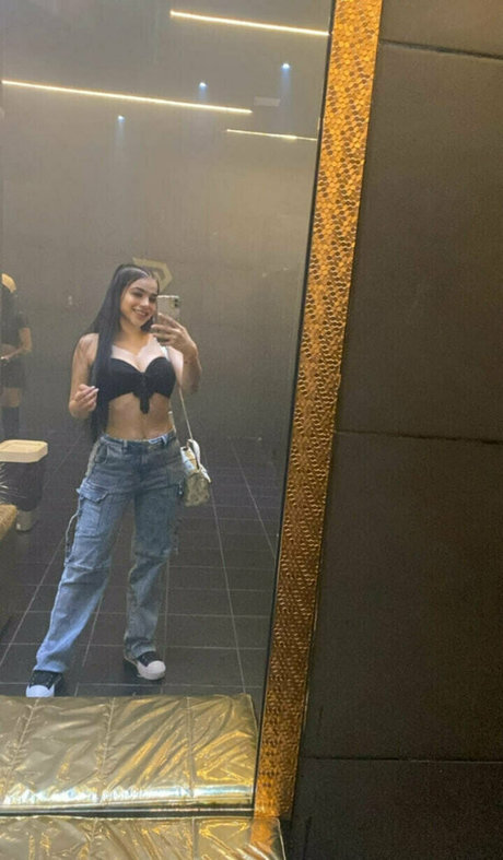 Naakte gelekte OnlyFans-foto van Iamcamillalopez
