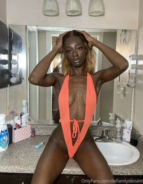 Naakte gelekte OnlyFans-foto van Defiantlydeviant