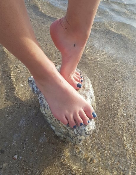 Naakte gelekte OnlyFans-foto van Babylunafoot1