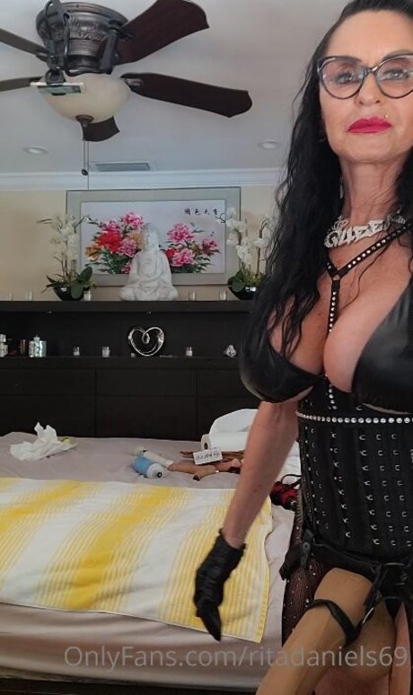 Naakte gelekte OnlyFans-foto van Rita Daniels