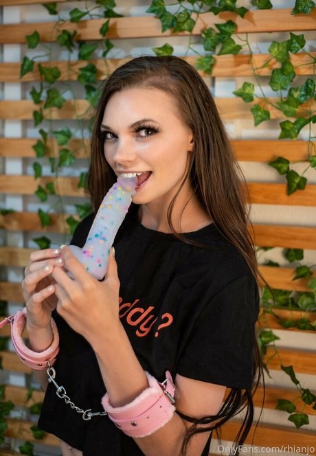 Naakte gelekte OnlyFans-foto van Rhianjo