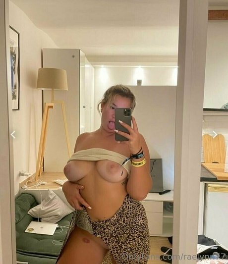 Naakte gelekte OnlyFans-foto van Raelynn77