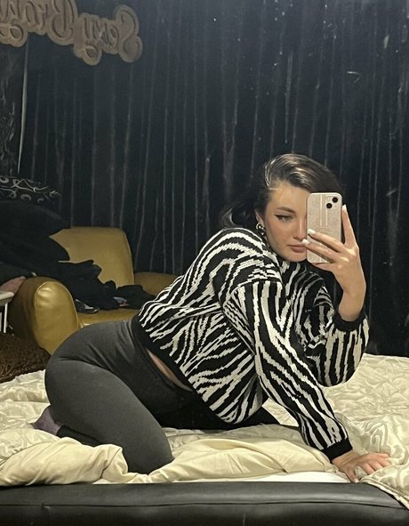 Naakte gelekte OnlyFans-foto van Katemeina