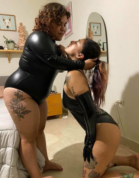 Naakte gelekte OnlyFans-foto van Felina