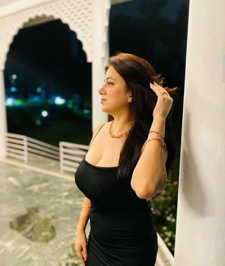 Naakte gelekte OnlyFans-foto van Iwishwithprachi