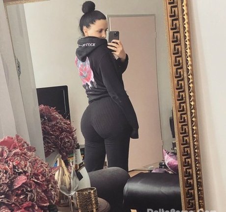 Naakte gelekte OnlyFans-foto van Karolina Nella