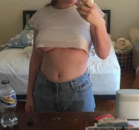 Naakte gelekte OnlyFans-foto van Rachel Sennott