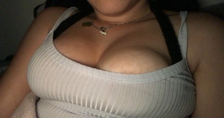 Naakte gelekte OnlyFans-foto van Littlebatiluvlittlebat