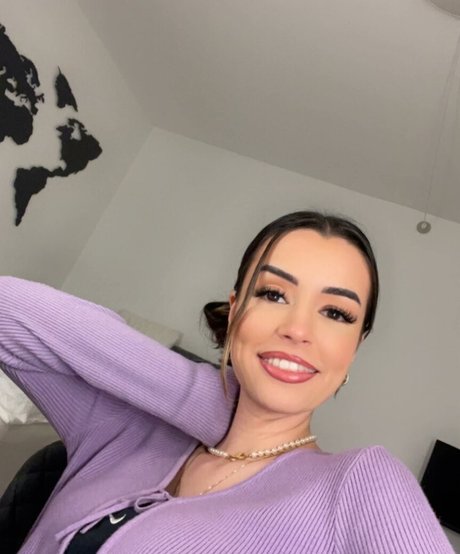 Naakte gelekte OnlyFans-foto van Noraexplorer