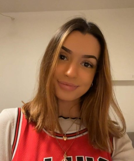 Naakte gelekte OnlyFans-foto van Noraexplorer