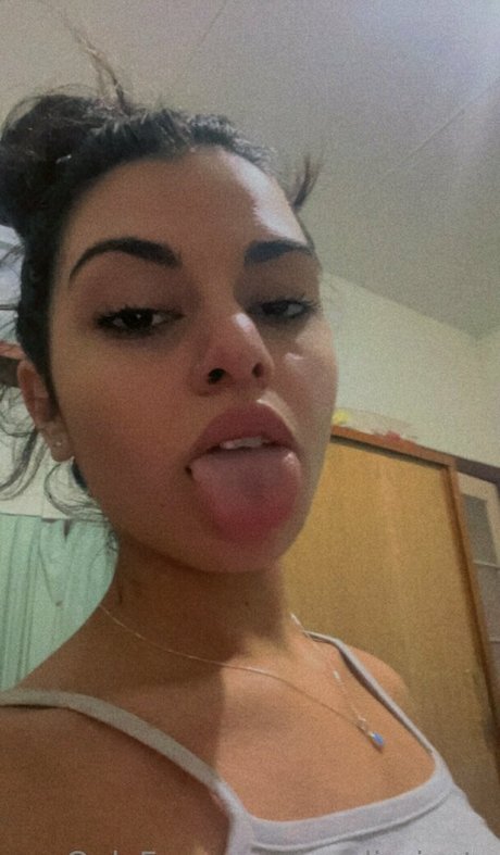 Naakte gelekte OnlyFans-foto van Madiprivate