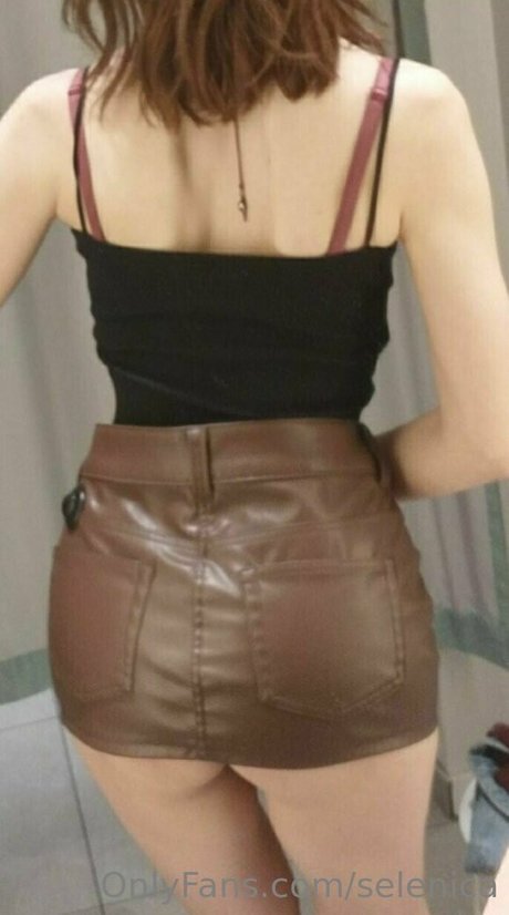 Naakte gelekte OnlyFans-foto van Selenica
