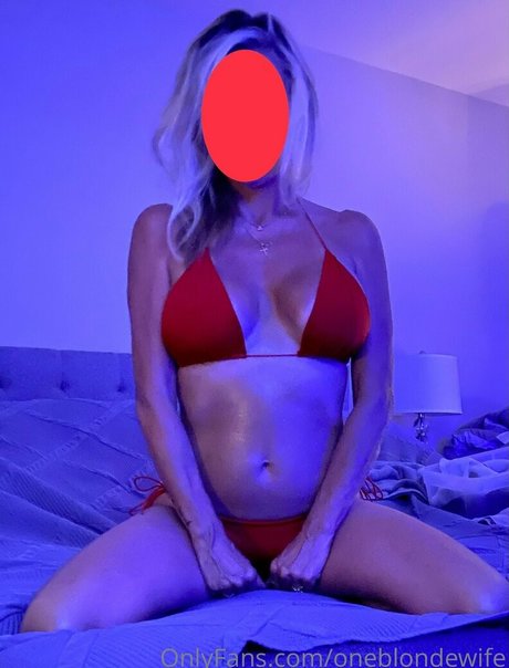 Naakte gelekte OnlyFans-foto van Oneblondewife