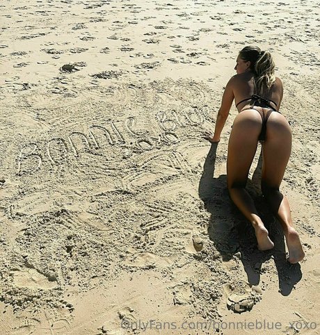Naakte gelekte OnlyFans-foto van Bonniebluexoxo