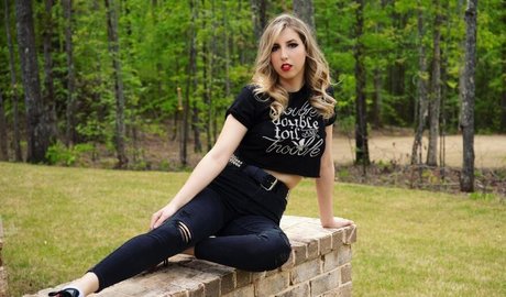 Naakte gelekte OnlyFans-foto van Abigail Cristea