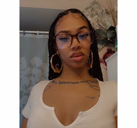 Naakte gelekte OnlyFans-foto van Cynthia Rose